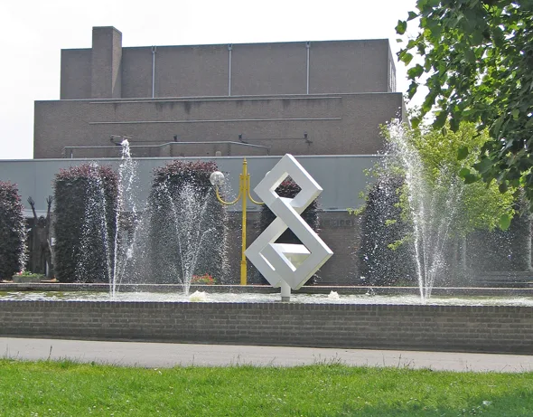 Het Gemeenteplein met de fonteinen